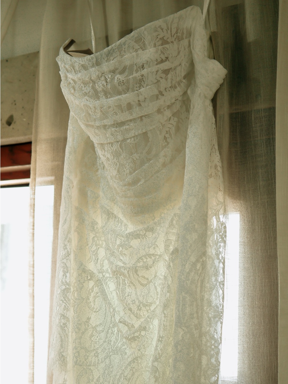 Elegant Ivory Lace Strapless Wedding Gown